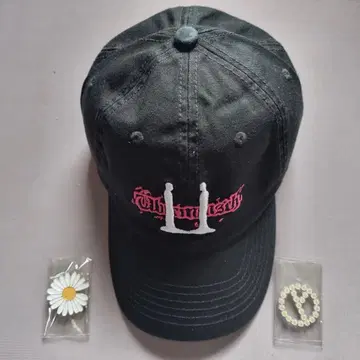 GDRAGON UBERMENSCH 캡과 데이지 브로치, 핀 배지