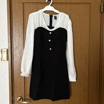 블랙 화이트 긴팔 무릎 기장 원피스