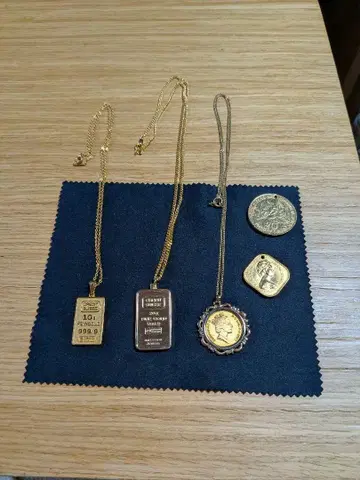 골드 컬러 목걸이와 코인 세트