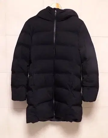 유니클로 심리스 다운 코트 L 블랙 경량 방풍 내구성 발수 사양