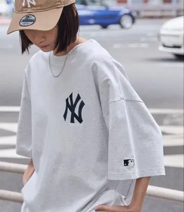 MLB 로고 자수 백 디자인 빅 실루엣 오버 사이즈 반팔 티셔츠