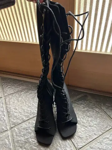 블랙 레이스업 니하이 부츠 오픈토 부드러운 소재 핑힐