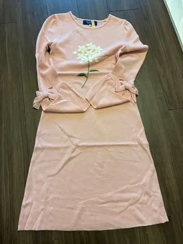 핑크 꽃무늬 자수 니트 롱 원피스 엠즈 그레이시