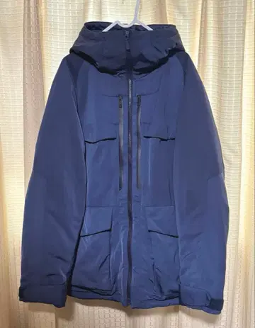 유니클로 화이트 마운티니어링 콜라보 다운 자켓 M 사이즈