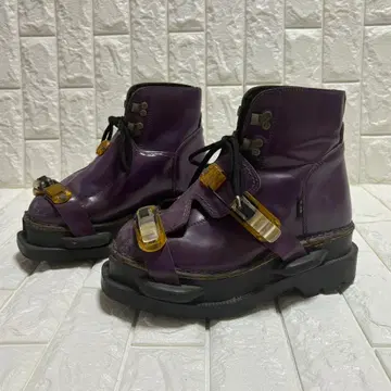 보라색 가죽 스트랩 부츠