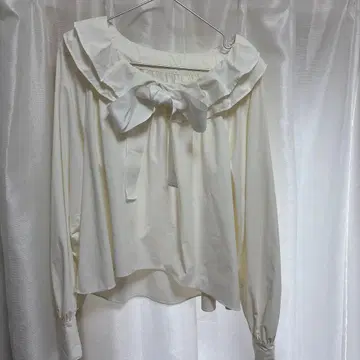 프릴 리본 포함 화이트 블라우스