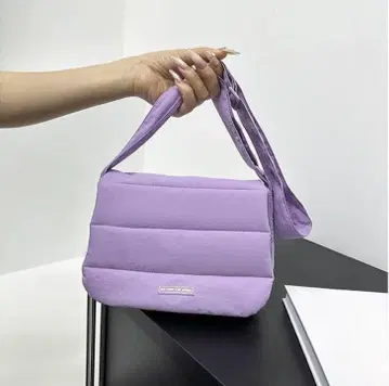 BEYOND THE VINES 라벤더 패딩 숄더백