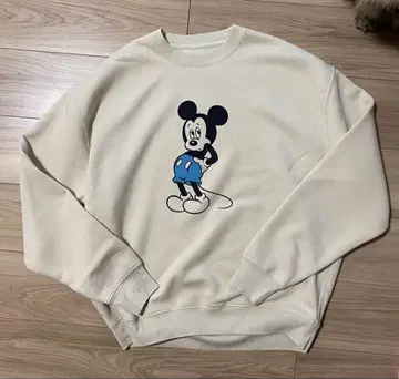 새상품 프릭스스토어 디즈니 미키마우스 맨투맨 아이보리