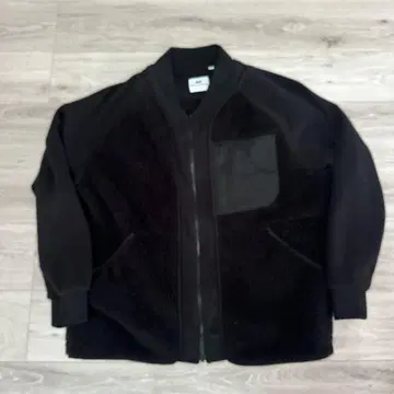 UNIQLO 화이트 마운티니어링 블랙 플리스 자켓