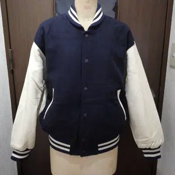 [ATTRIBIS] 소매 소가죽 스타디움 점퍼 네이비 화이트