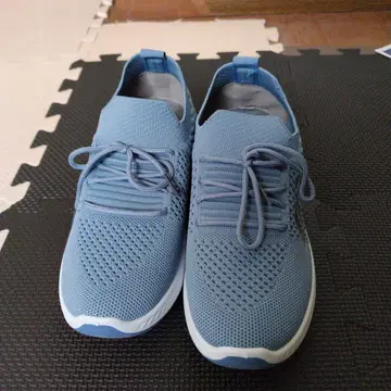 라이트 블루 메쉬 스니커즈