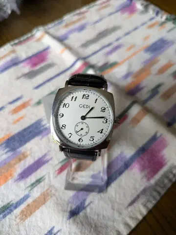 최신 모델 GEDI 아날로그 손목시계 화이트