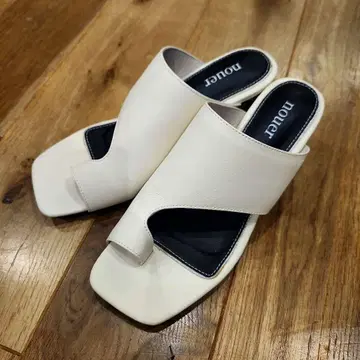 새상품급 nouer 화이트 플립플랍 사이즈 36