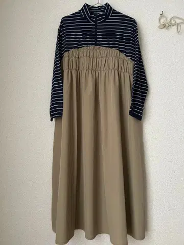 새상품 네이비 베이지 아메트 보더 하이넥 절개 롱 원피스