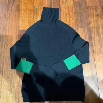 Lallia Mu 바이컬러 터틀넥 니트