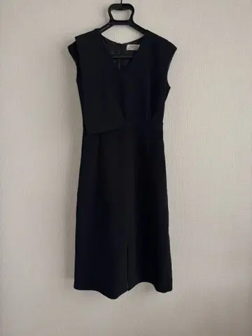 FLICKA 블랙 슬리브리스 원피스