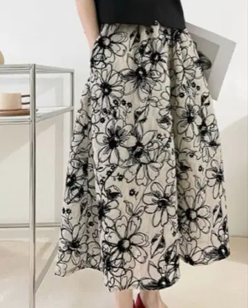 꽃무늬 자수 플레어 롱 스커트