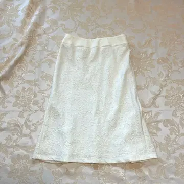 미사용품 LOUIS FERAUD 아이보리 타이트 스커트 38 사이즈