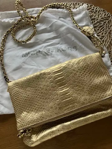 MICHAEL KORS 골드 클러치백