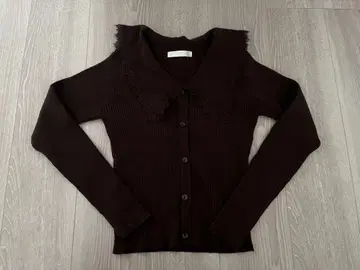 릴리안 캐럿 다크 브라운 카라 부착 니트