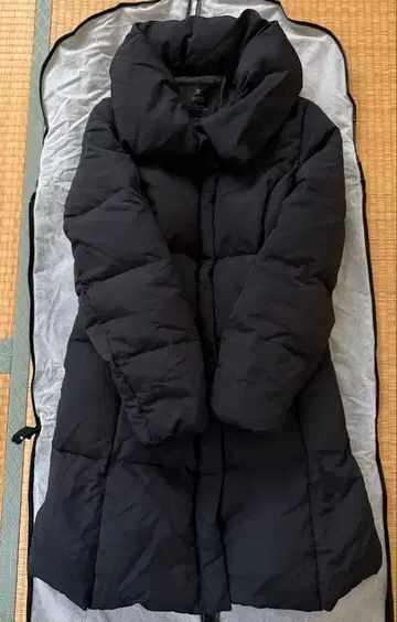 INED 블랙 다운 코트 새상품급