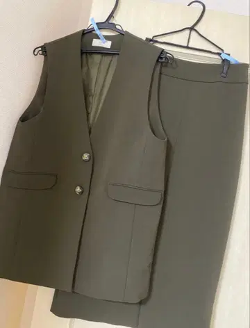 IENA 베스트와 스커트의 셋업