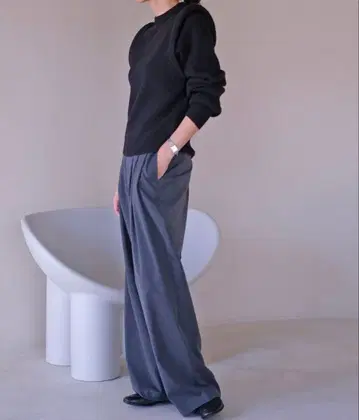 AKTE 숄더 디자인 니트 풀오버 블랙