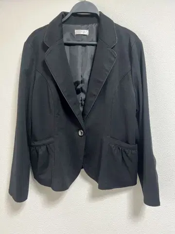 블랙 테일러드 자켓 리본 포함