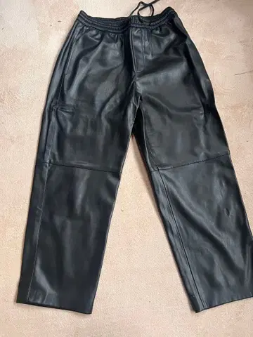 블랙 합성 피혁 스트레이트 팬츠