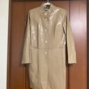 베이지 인조 가죽 롱 코트