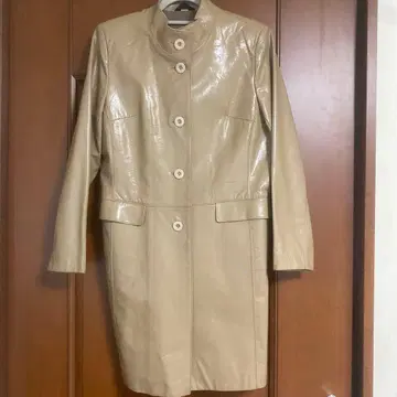 베이지 인조 가죽 롱 코트