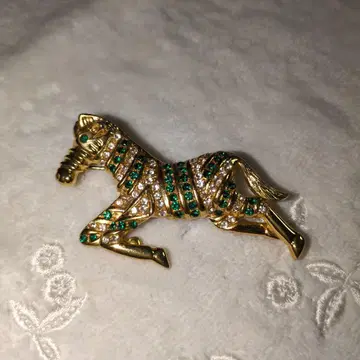 골드 컬러 말 브로치
