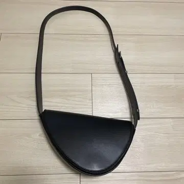 [ 거의 미사용 ] ZARA 블랙 하프문 숄더백