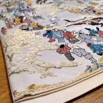 전통적인 자수 후쿠로 오비