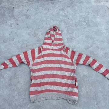 빨간색과 그레이 스트라이프 후드티