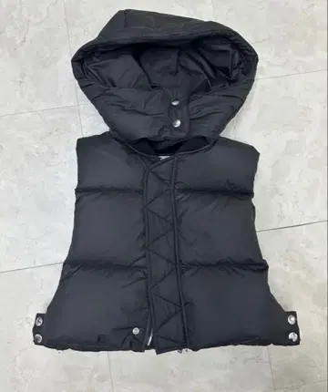 UN3D. 후드 부착 다운 베스트