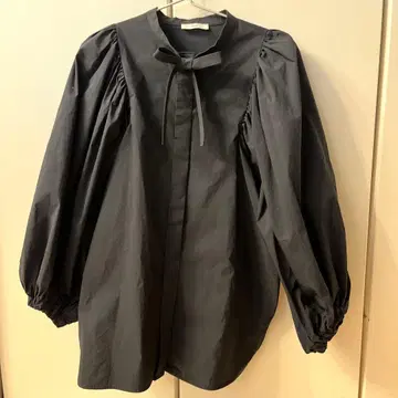 yori 블랙 퍼프 슬리브 블라우스