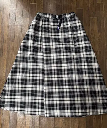 블랙과 화이트 체크 무늬 플레어 롱 스커트
