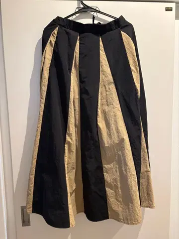 안티카 플레어 스커트 블랙과 베이지 스트라이프