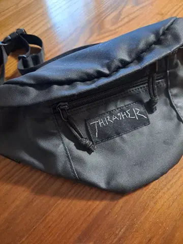 THRASHER 블랙 퍼니 팩