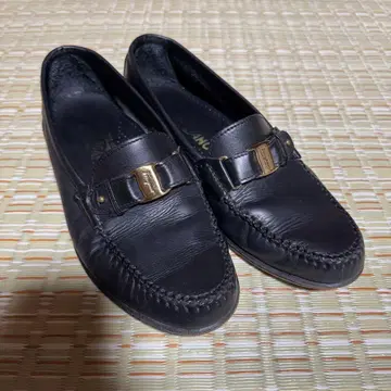 페라가모 Ferragamo Varo 7EE 가죽 로퍼 금장 장식 포함