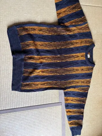 네이비 오렌지 다이아몬드 패턴 니트