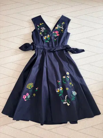 Chesty 네이비 꽃무늬 자수 슬리브리스 원피스