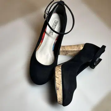 블랙 스웨이드 오픈토 펌프스