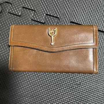브라운 가죽 장지갑 금장 장식 포함