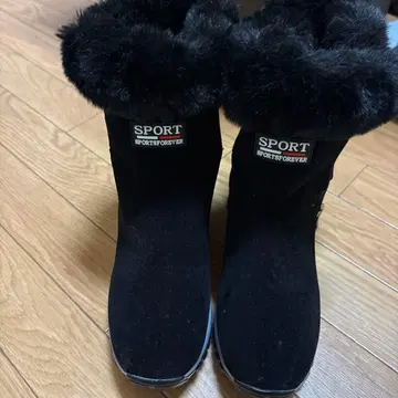 퍼 달린 블랙 스웨이드 어그 부츠