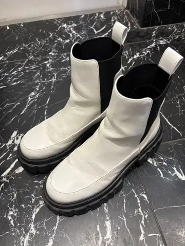 11/18까지 MOUSSY 화이트 부츠