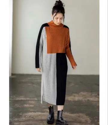 오즈모시스 배색 하이넥 리브 니트 원피스