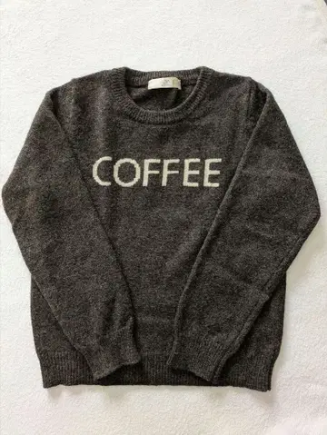 다크 브라운 커피 문자 스웨터