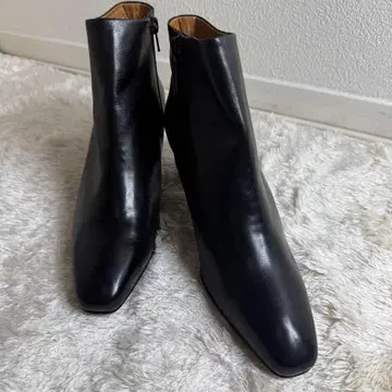 트루사르디 블랙 가죽 숏부츠 중간 힐 24.5